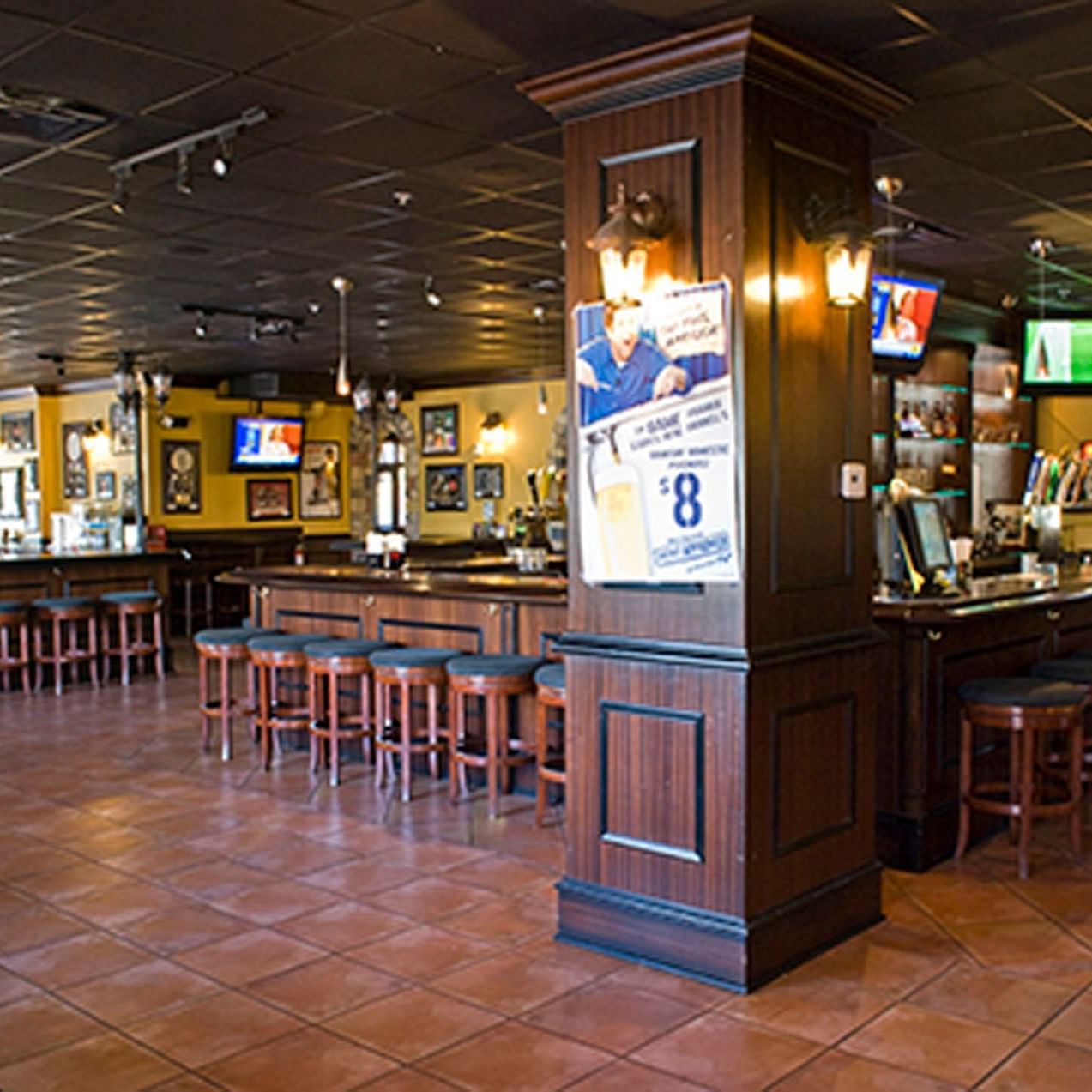 Bar counter in Frankie Farrell’s Irish Pub & Grille at Lake Buena Vista Resort Village & Spa