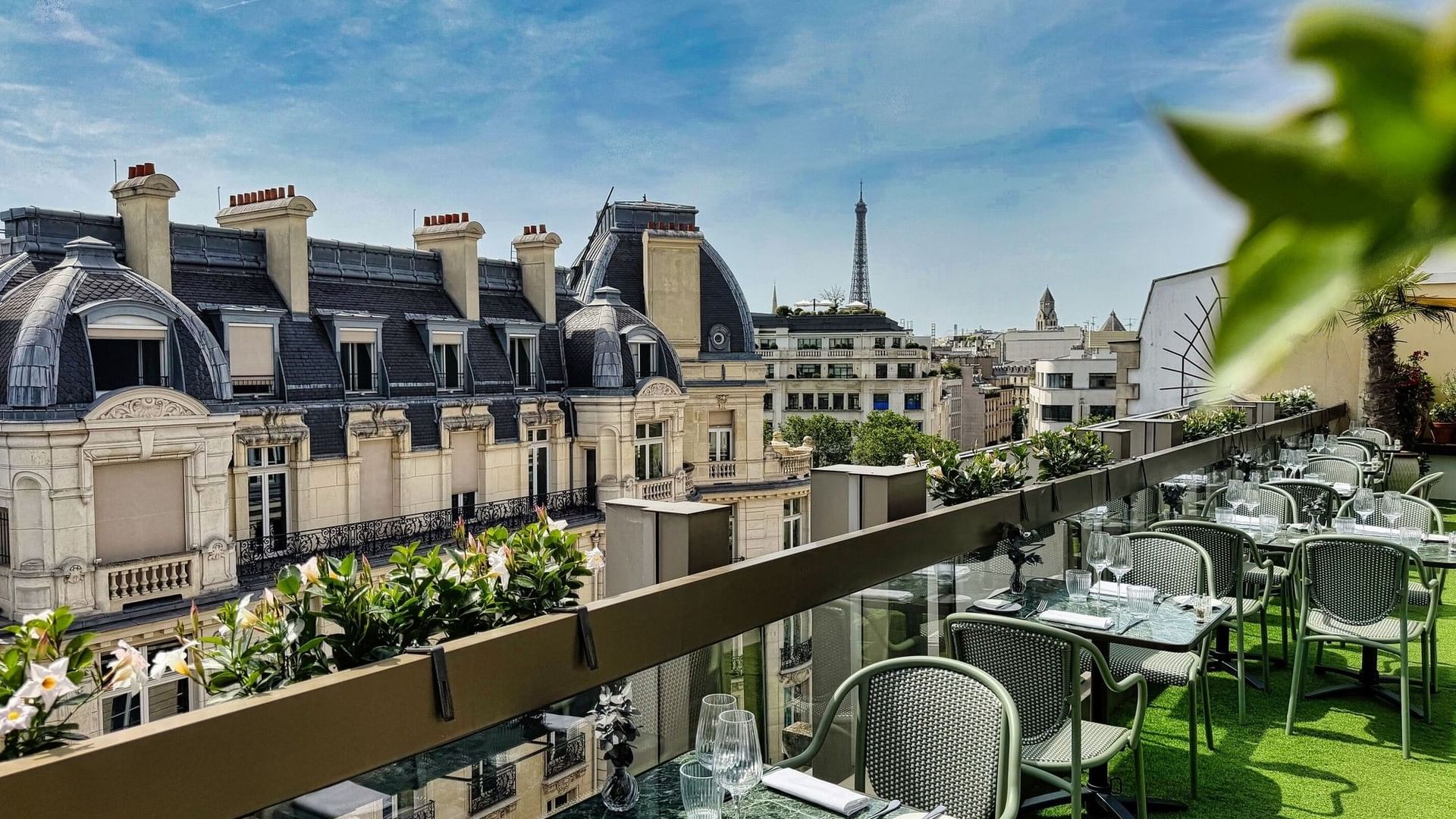 Terrasse Le W avec vue sur la Tour Eiffel et les toits parisiens au Warwick Paris Champs-Elysées