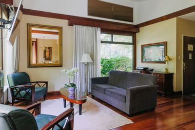 Livingroom in Fountain Signature Suite at Dinah's Garden Hotel