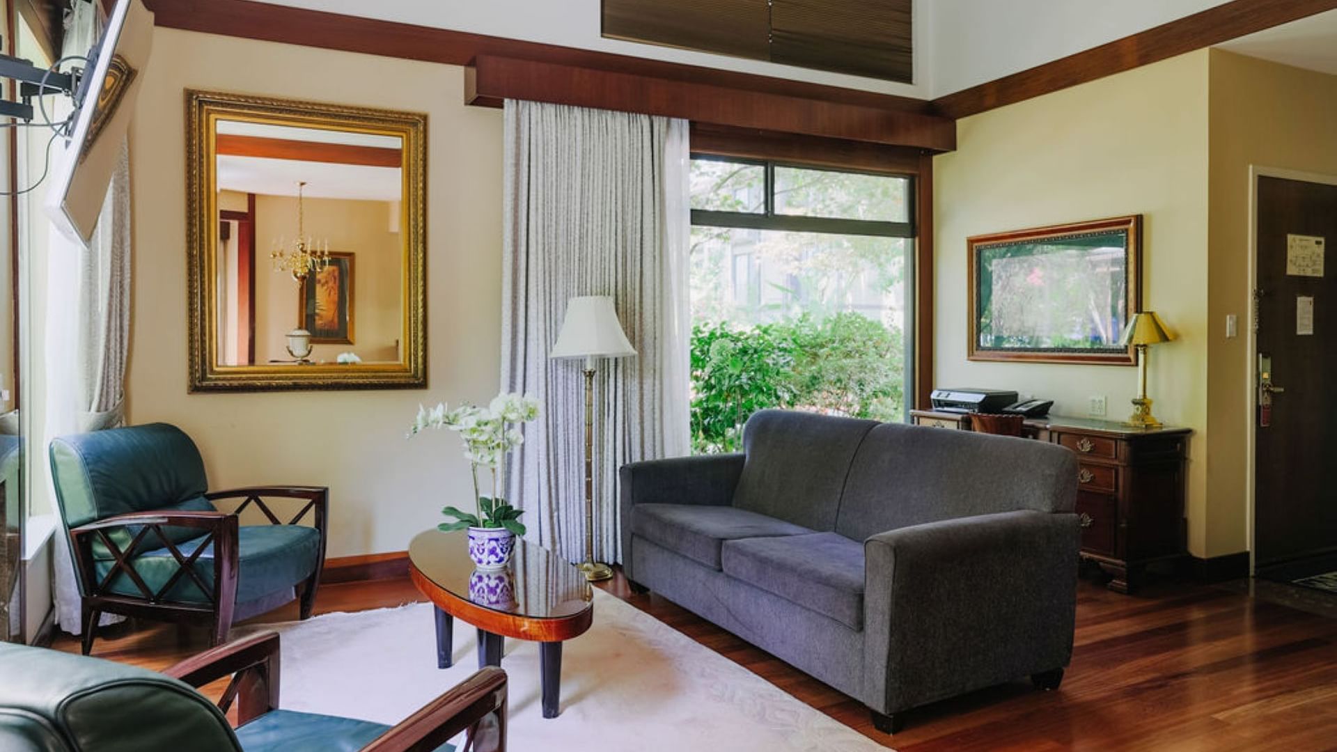 Livingroom in Fountain Signature Suite at Dinah's Garden Hotel