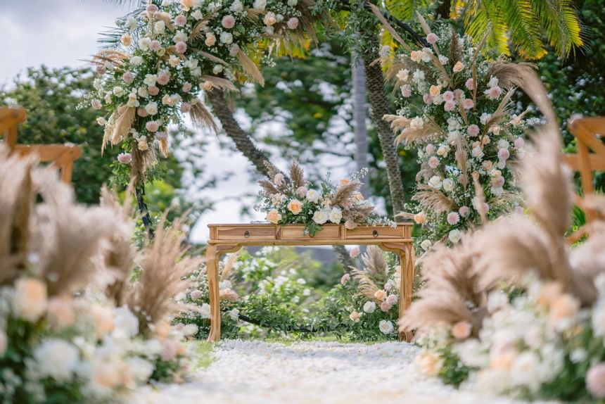 Altar pernikahan dihias dengan bunga dan tanaman di Peppers Seminyak