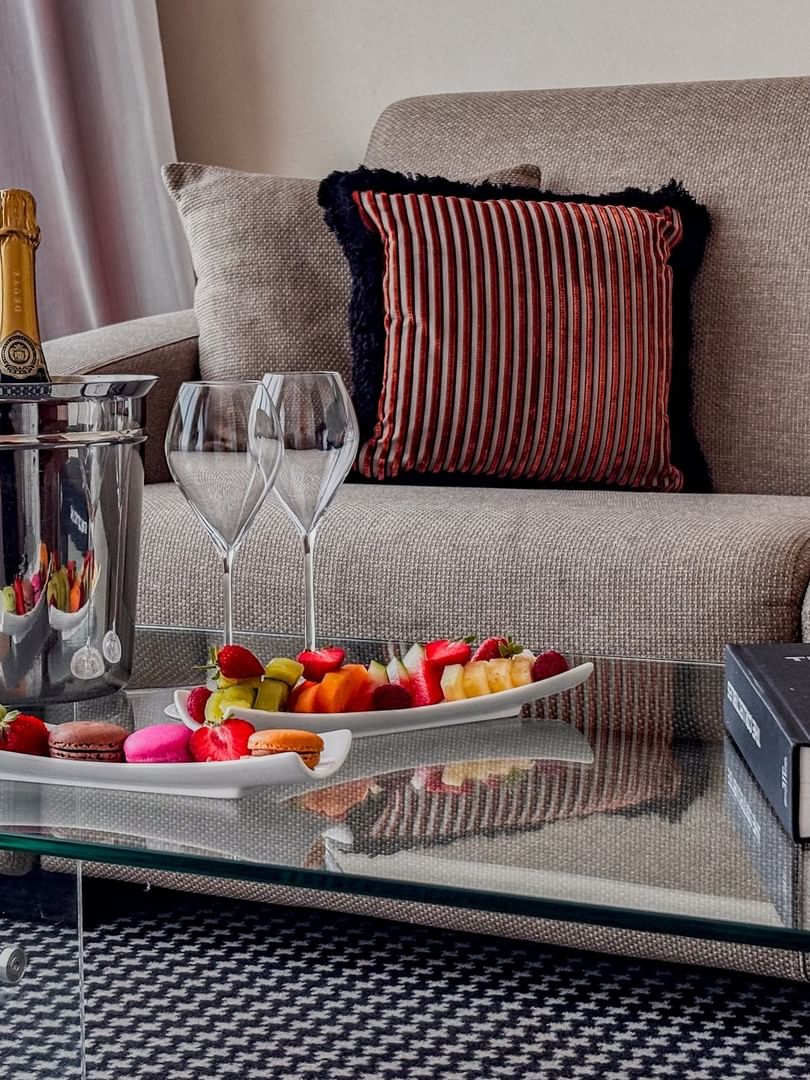 Du vin et des fruits sur la table de la chambre « Penthouse Executive Terrace » du Warwick Geneva à Genève.