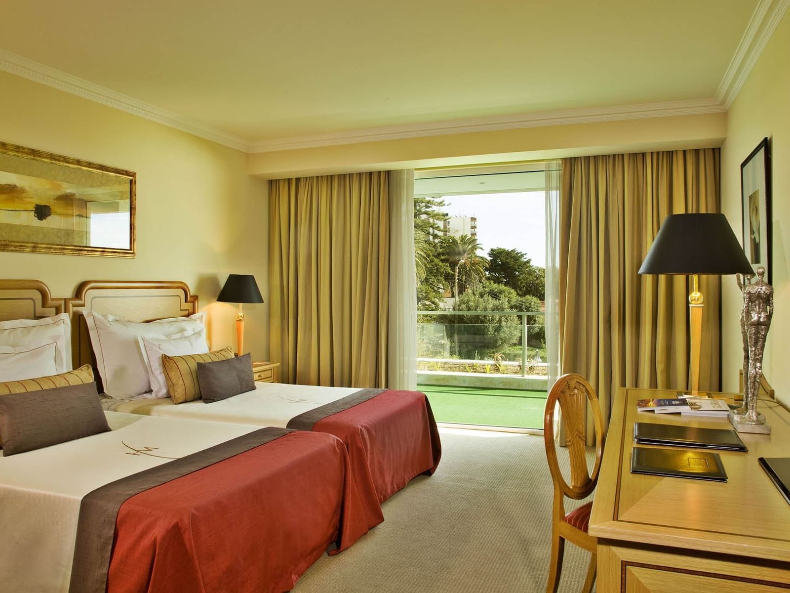 Cómodas camas dobles en el Hotel Cascais Miragem Health and Spa 