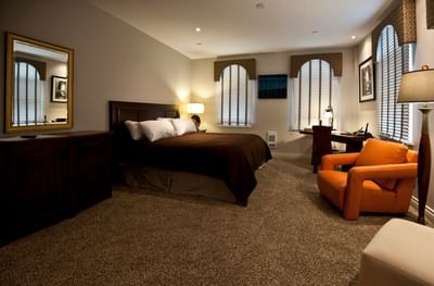 King bed, workspace, lounger & dressing table with mirror in Apartment 302 at Retro Suites Hotel