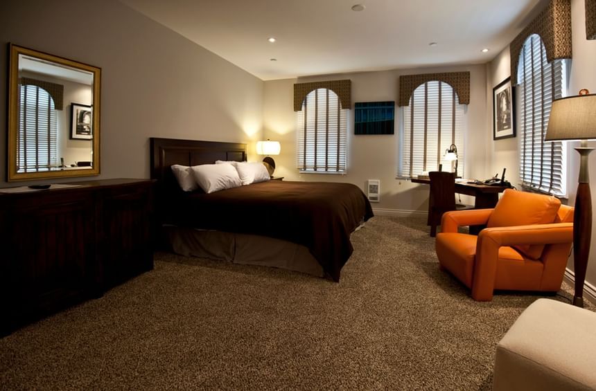 King bed, workspace, lounger & dressing table with mirror in Apartment 302 at Retro Suites Hotel