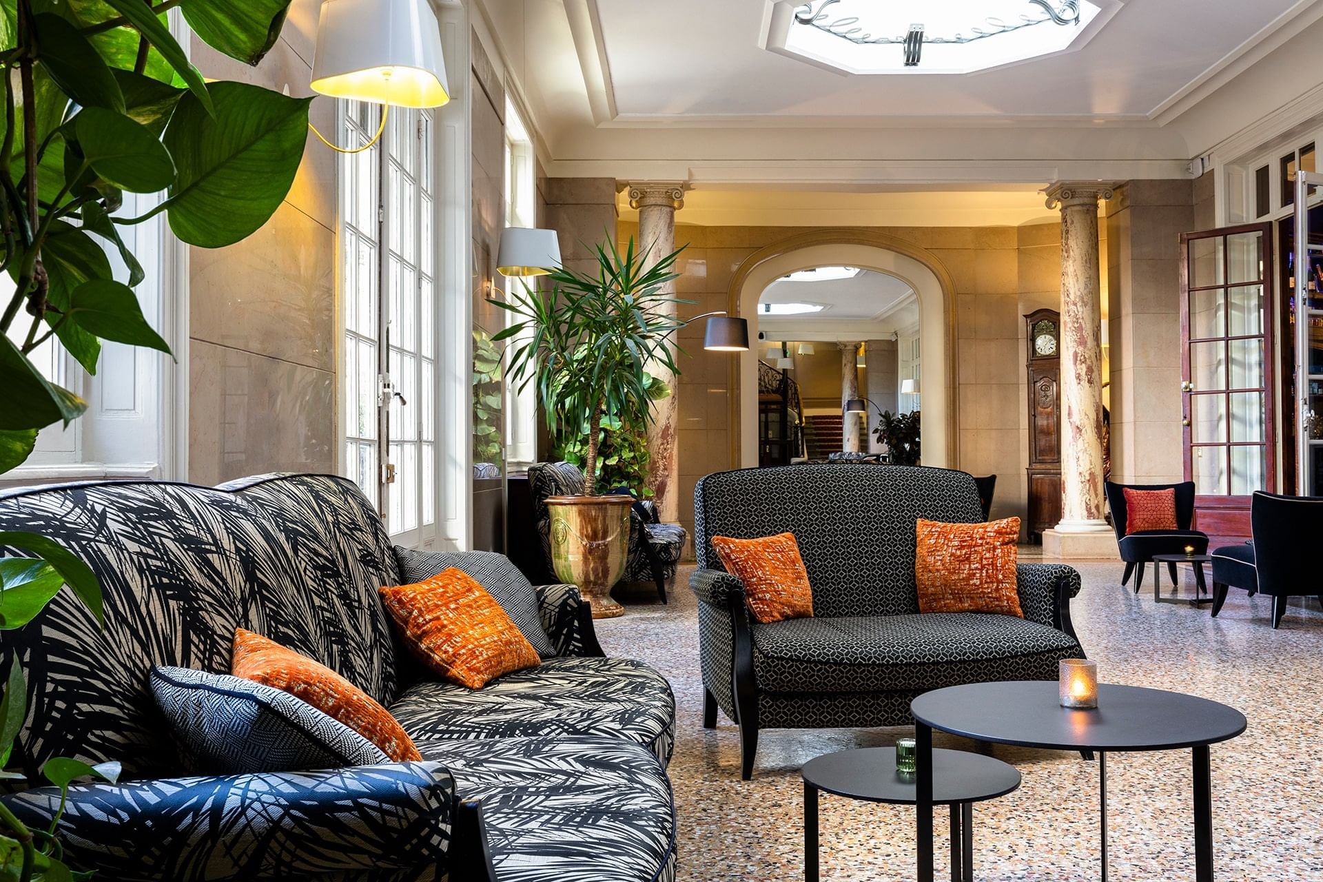 Coin salon avec canapés dans le hall à l'Oceania Le Métropole Montpellier