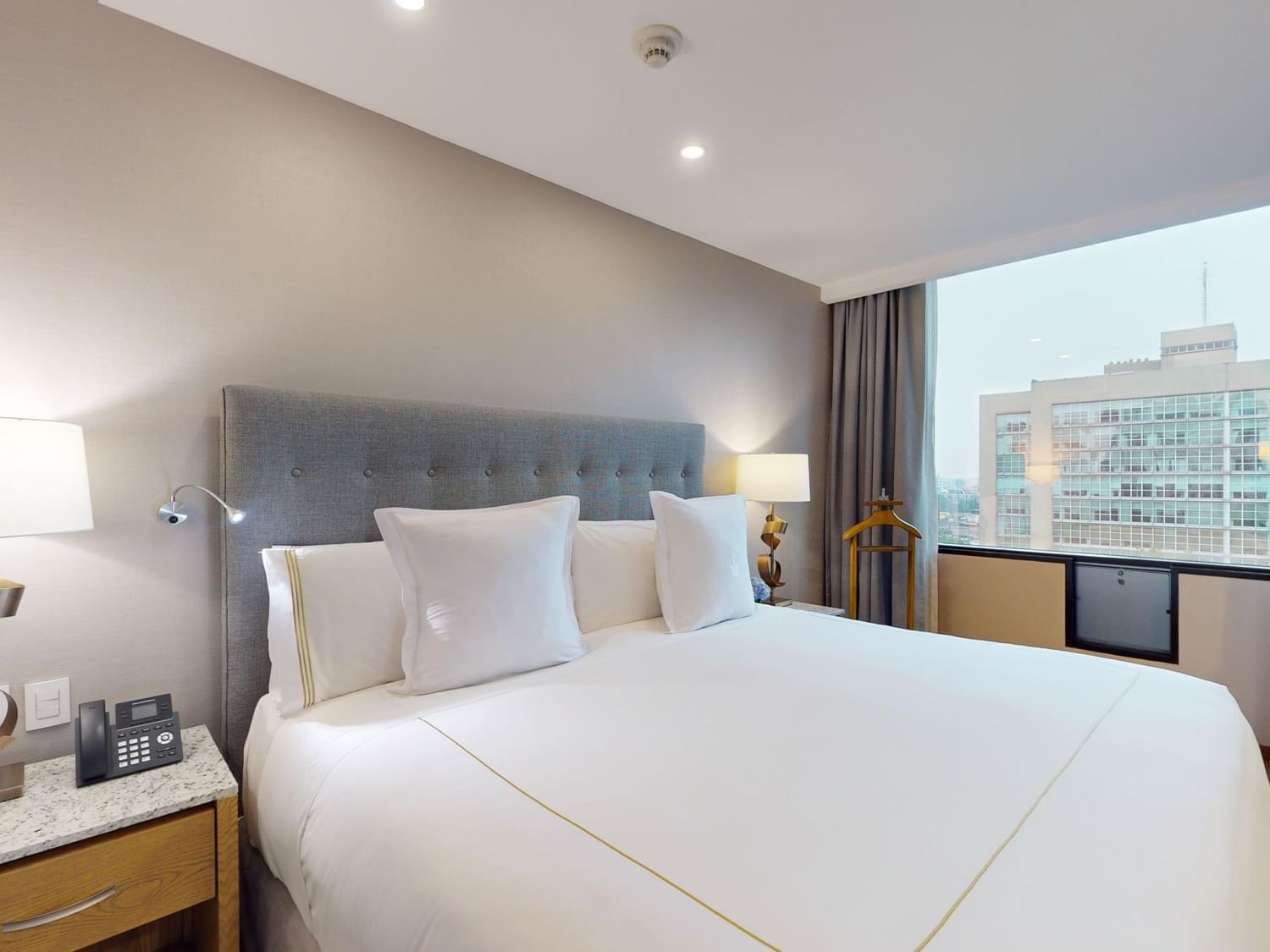 King-sized bed with pillows in the Deluxe Master Suite at Marquis Reforma in Ciudad de México.