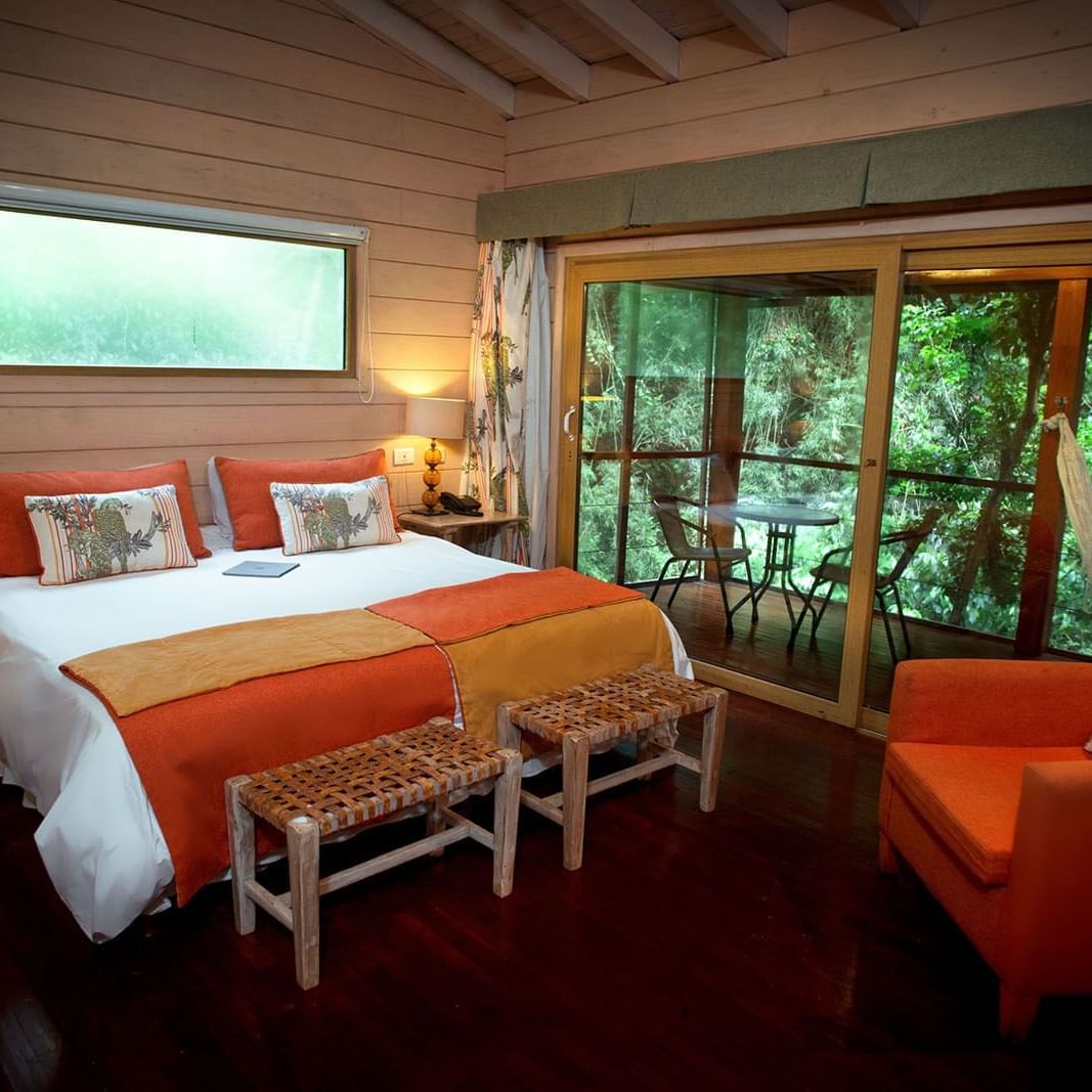 The Jungle Room with a king bed at La Cantera Lodge De selva