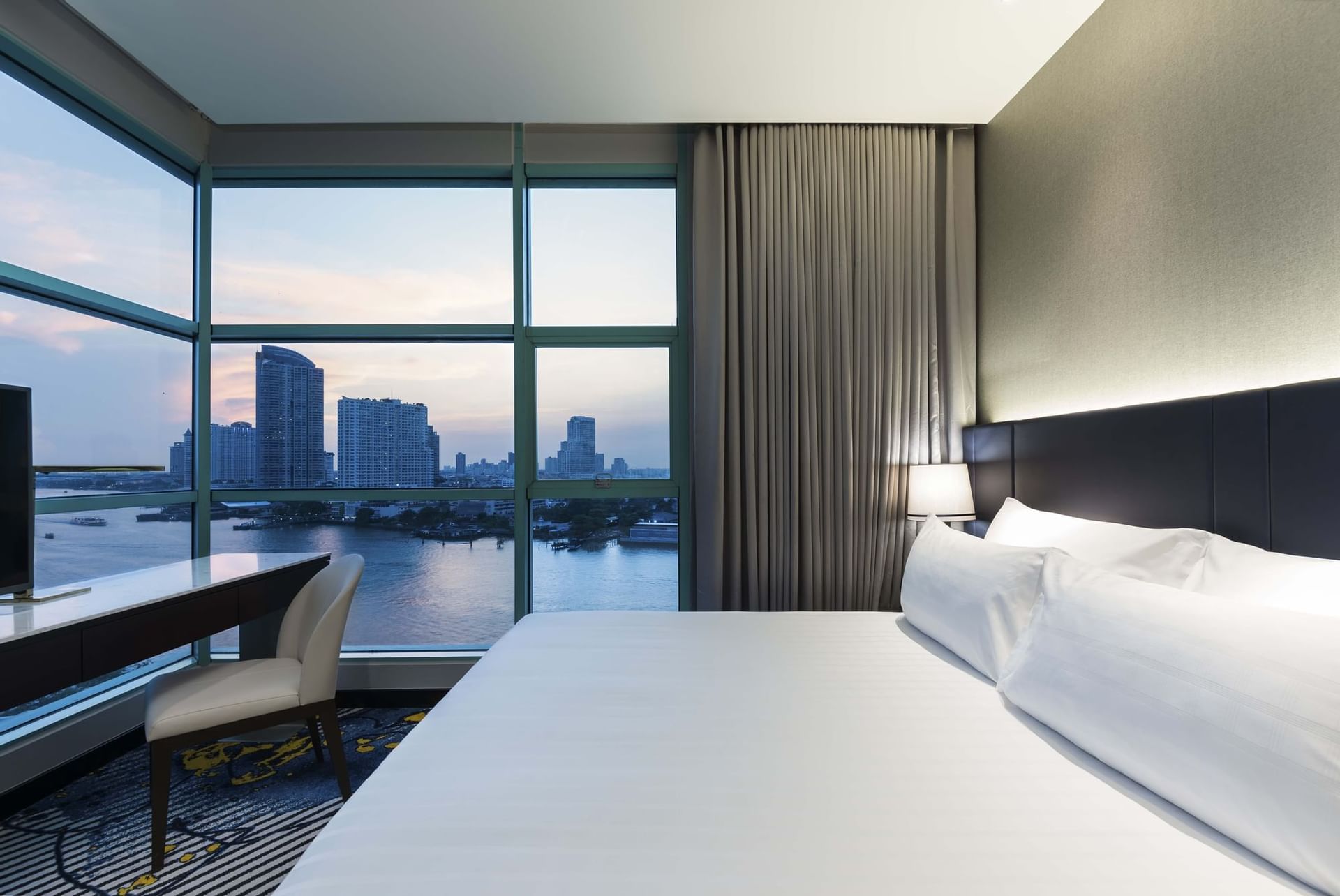 โรงแรมริมแม่น้ำ | ห้องพักโรงแรมชาเทรียม ริเวอร์ไซด์ กรุงเทพฯ