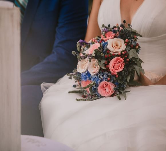 Primer plano de una novia con un ramo en Mundo Imperial