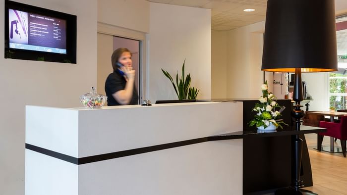 A receptionist at the reception desk in Hotel Saint James