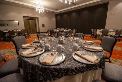 Set up a banquet tables with glassware in Araiza Hall at Hotel Mirra, hotel with meeting rooms in San Luis Sonora for events