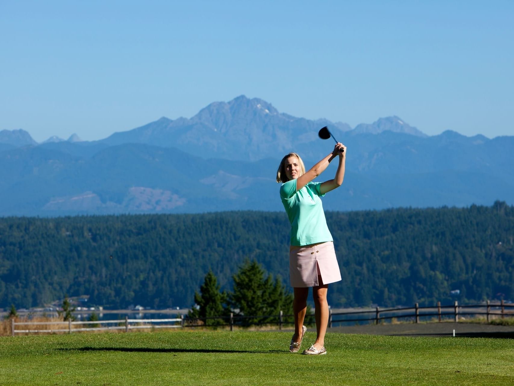 Lady playing golf on a course near Alderbrook Resort & Spa