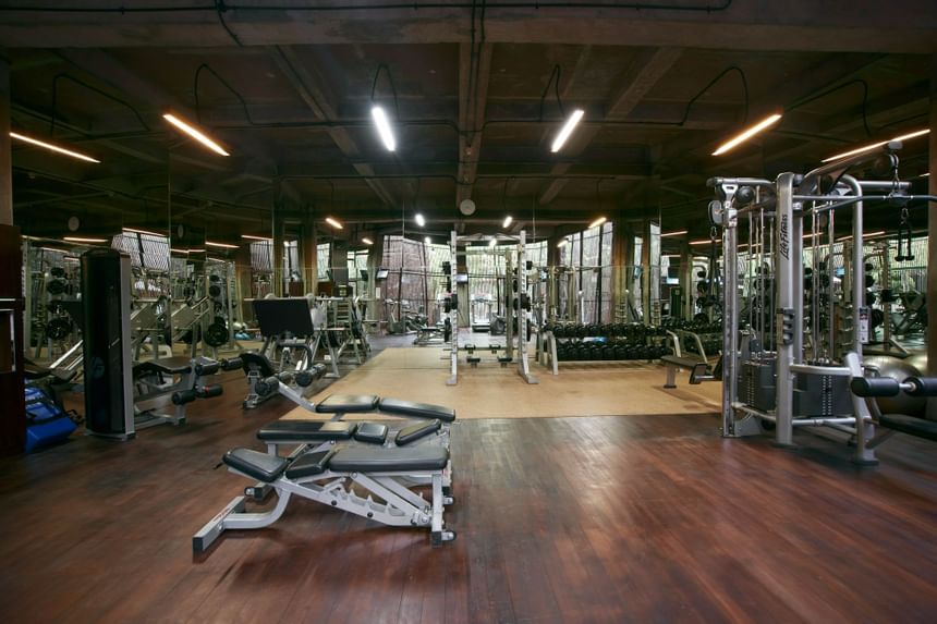 Gimnasium besar dengan berbagai peralatan kebugaran di Peppers Seminyak