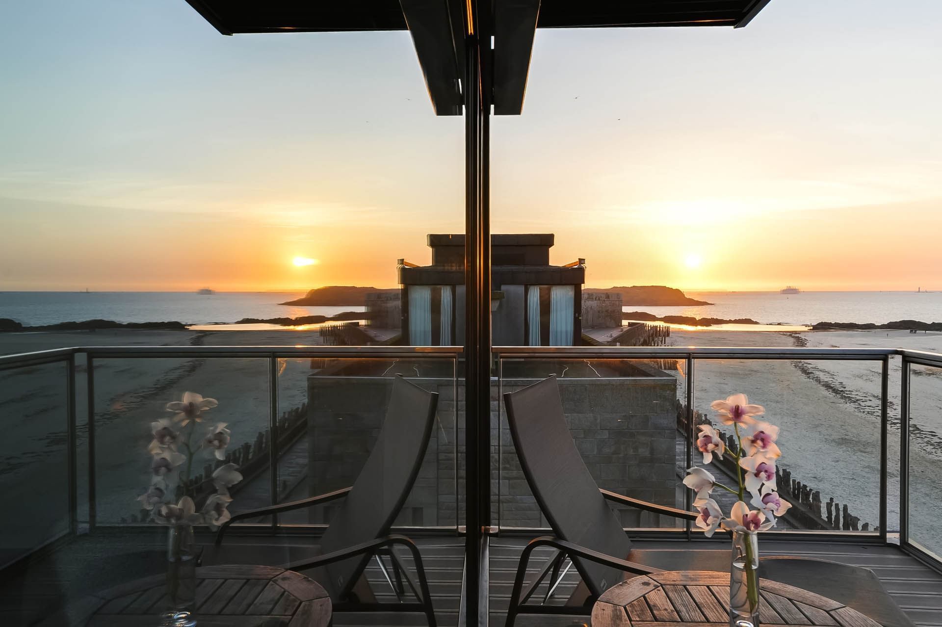 Terrasse de chambre avec vue sur la mer et coucher de soleil à Oceania Saint-Malo