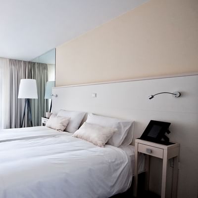 Dvije kreveta u dvosobnoj apartmanu s pogledom na more u Falkensteiner Residences Senia u Petrčane.