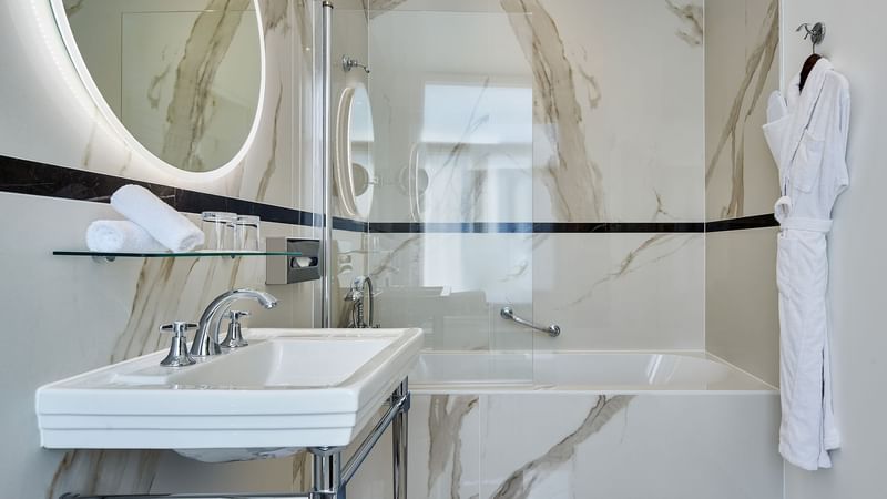 Executive room Paix bathroom with bathtub and sleek sink area at Hôtel Westminster - Paris