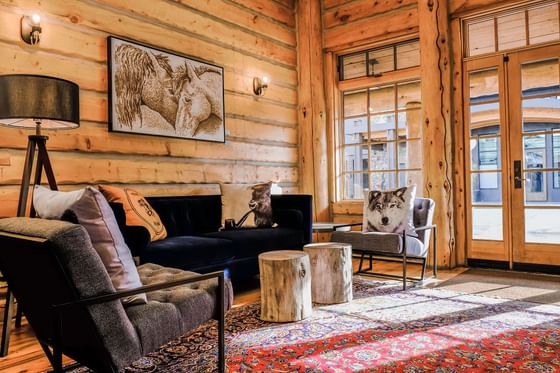 Lounge area with cozy sofa & lamp at Hotel Jackson