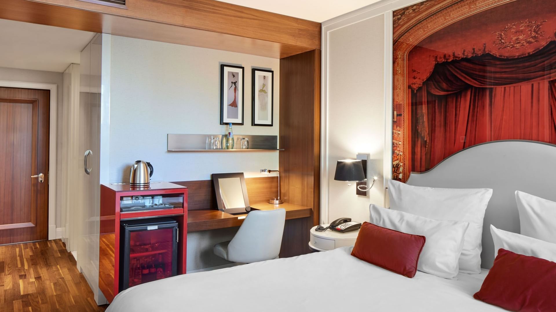 Arbeitsplatz und Espressomaschine neben dem Bett im Classic Zimmer des Titanic Gendarmenmarkt Berlin