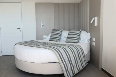 Aedes Room with a queen round bed at Sublimis Boutique Hotel Camogli