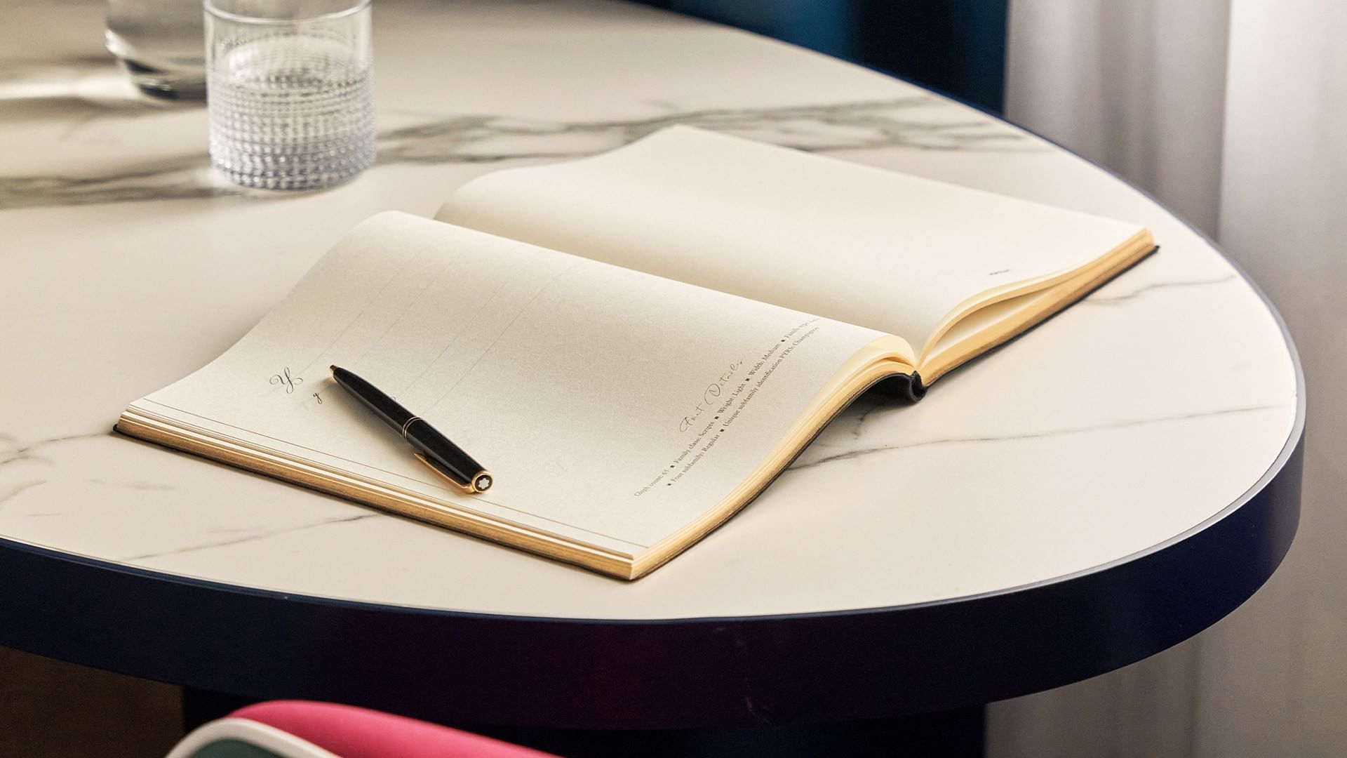 Stůl s knihou a perem v Dvoulůžkovém pokoji v hotelu Falkensteiner Hotel Prague.