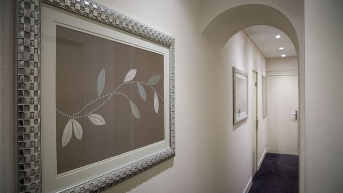 View of the corridor for a room at Hotel du Grand Monarque