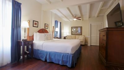 King Suite with one bed & TV at Hotel St. Pierre