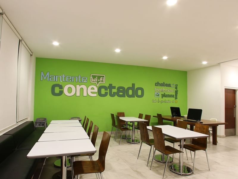 Mesas de comedor en la sala de desayunos de One Hotels