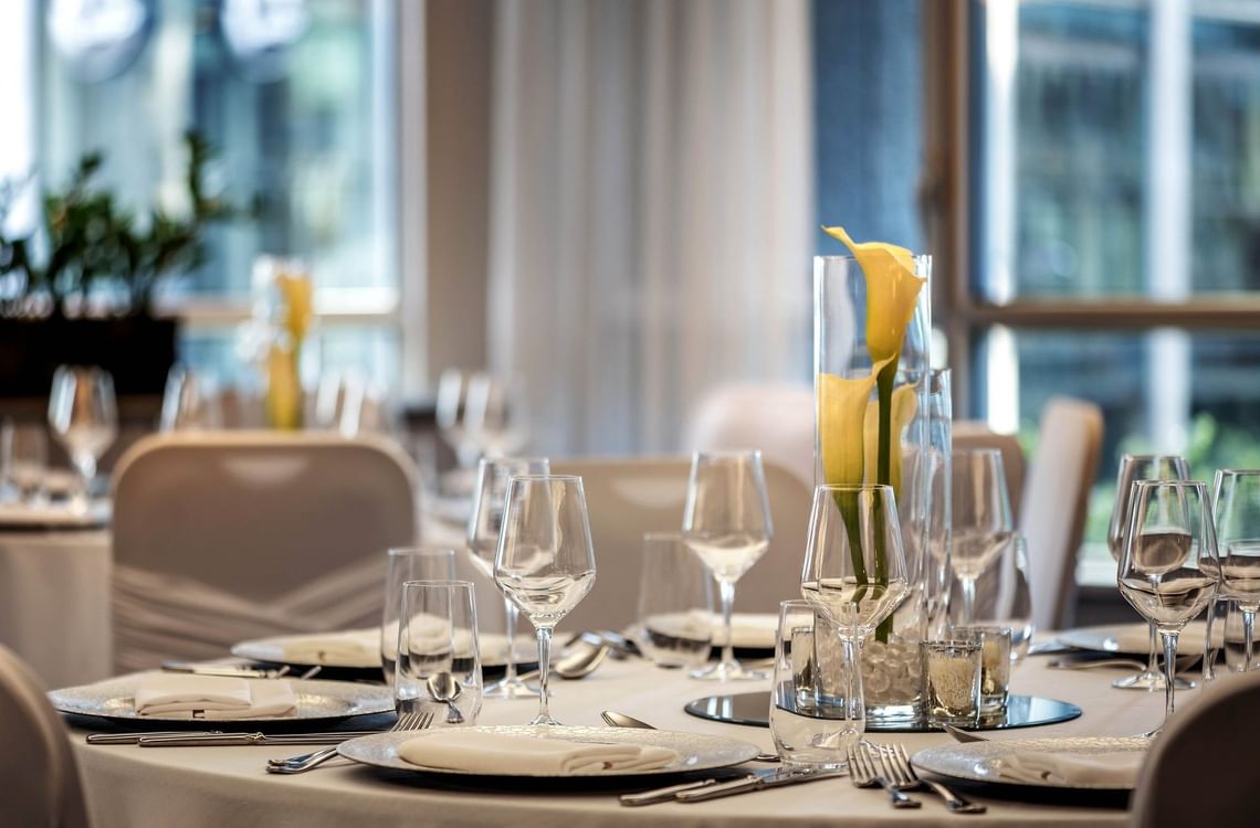 Salle à manger élégante avec des tables dressées au Warwick Le Crystal Montreal