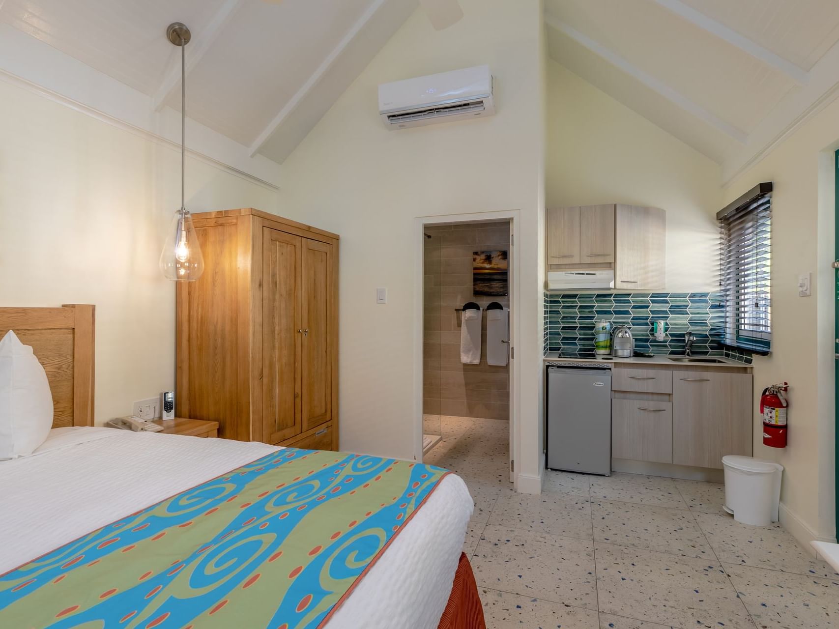 Cocina americana junto a la cama con interior moderno en el Manor Studio de Passions on the Beach