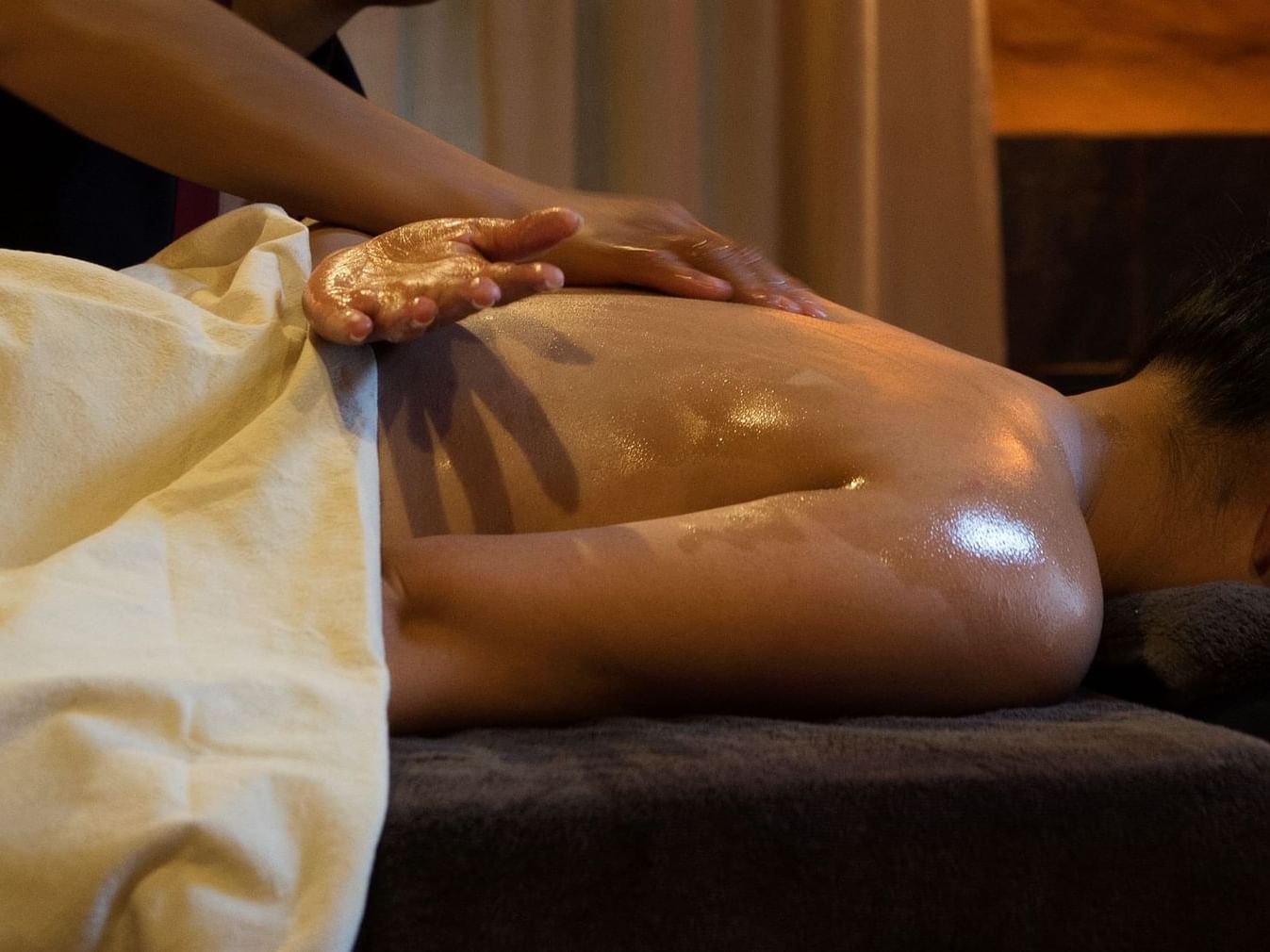 Masseur massaging a lady in Pancha Kosha Rejuvenating Therapies at Dwarika's Hotel Kathmandu
