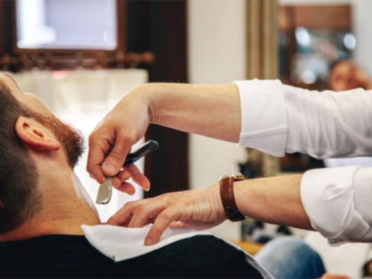 Un rapido afeitado en la barberia de Delfines hotel