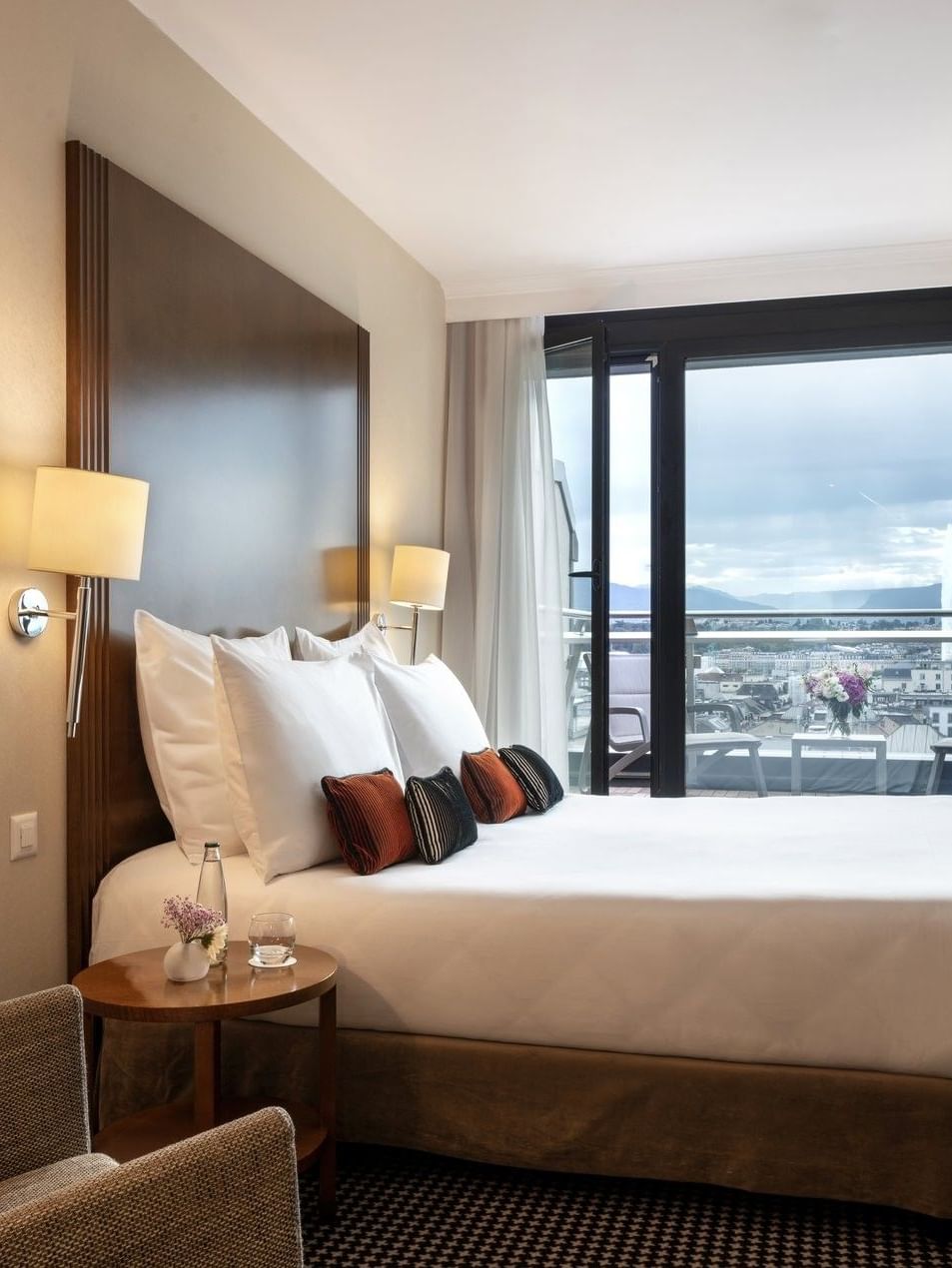 Élégante chambre avec terrasse et balcon au Warwick Geneva à Genève.