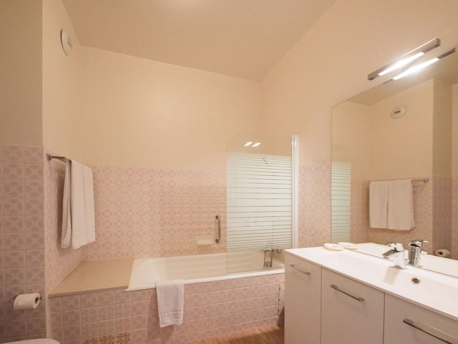Bathroom interior in Chambre Familiale at Le Kastelberg