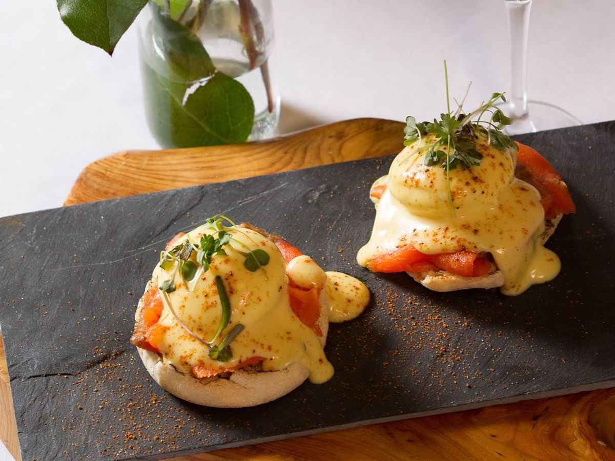 Smoked salmon eggs benedict