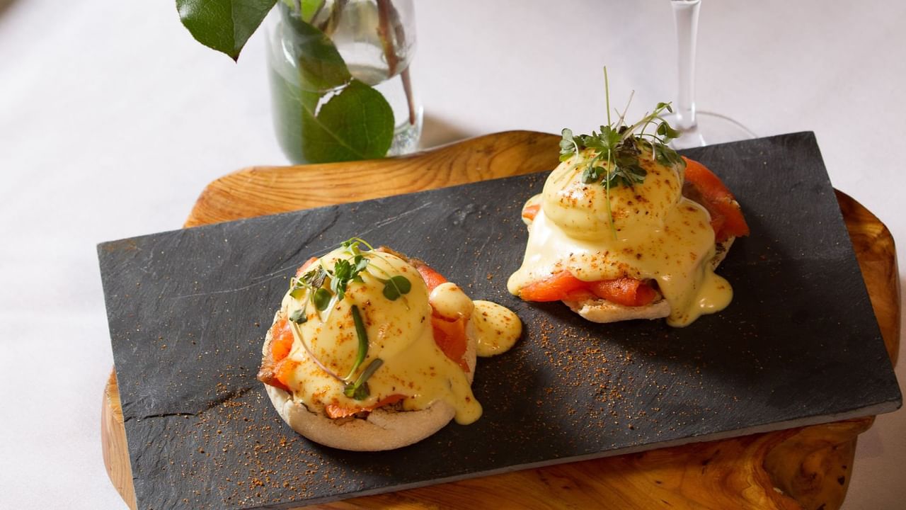 Smoked salmon eggs benedict