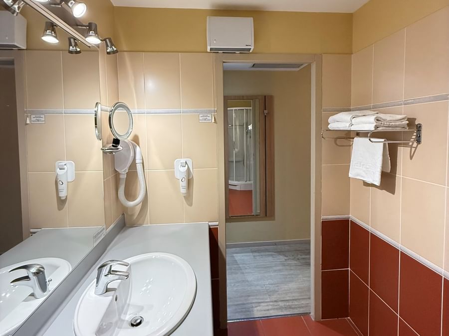 Salle de bains moderne et élégante de la chambre Standard à l'Hôtel Le Boeuf Rouge, Saint-Junien.