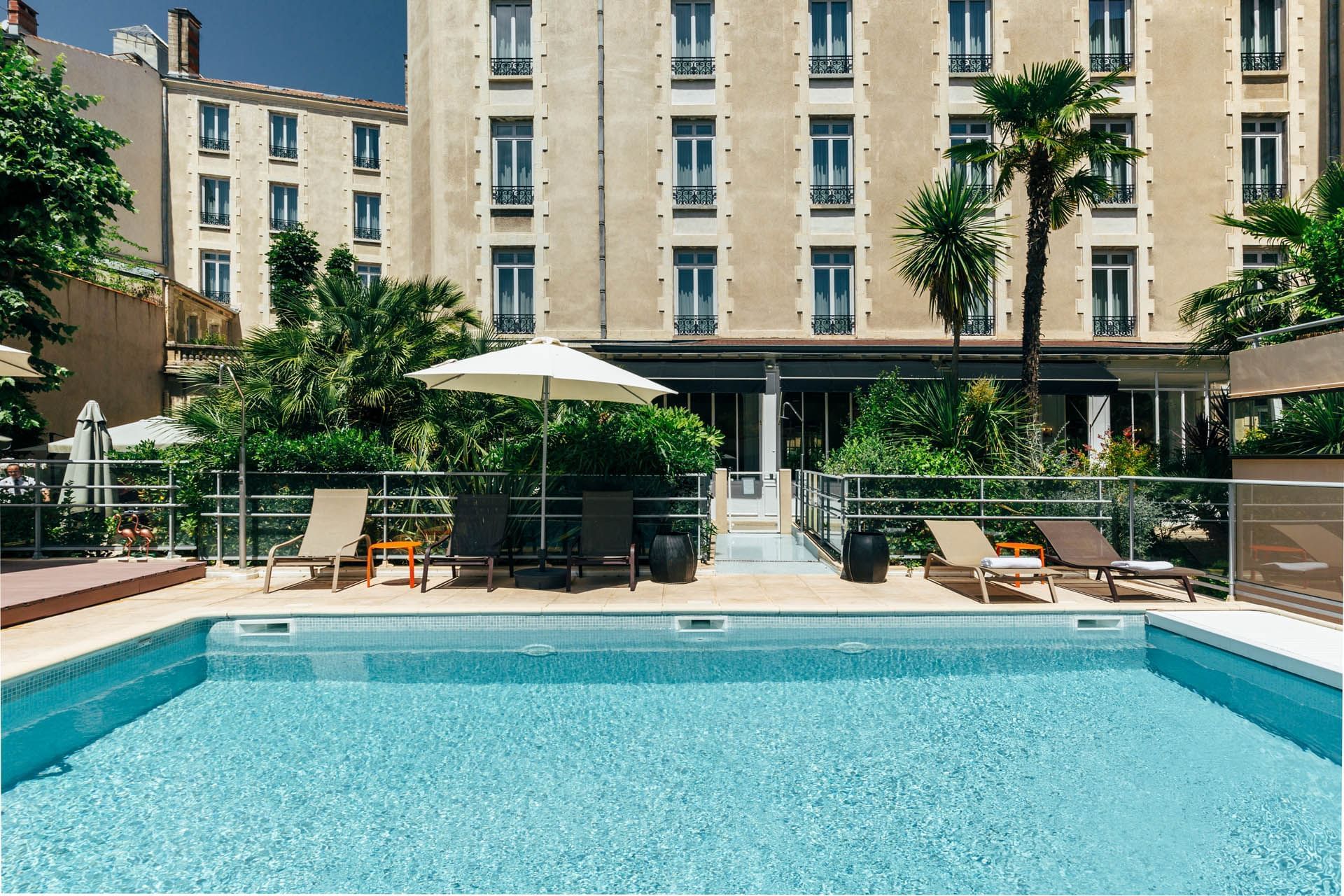 Vue extérieure de l'hôtel et piscine, Oceania Le Métropole Montpellier