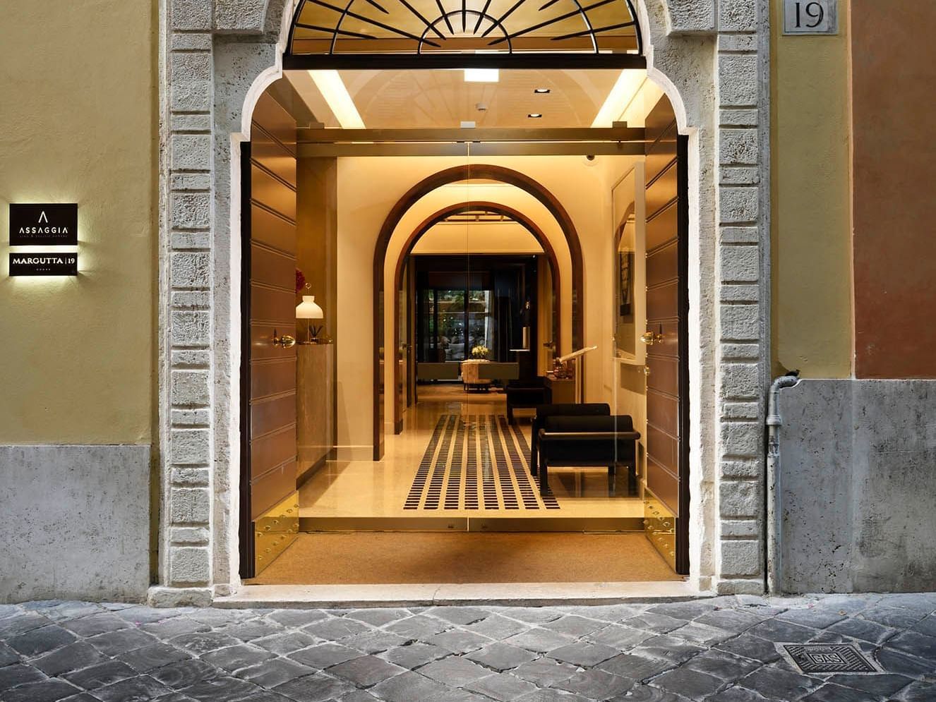 The entrance of Margutta 19 near Rome Luxury Suites