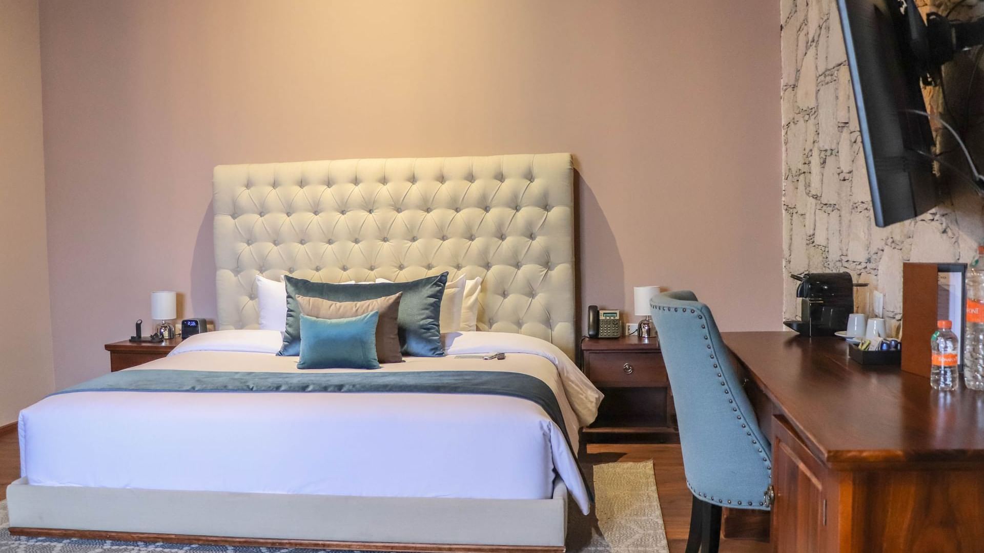 Interior of Deluxe King Room at Gamma Morelia Vista Bella