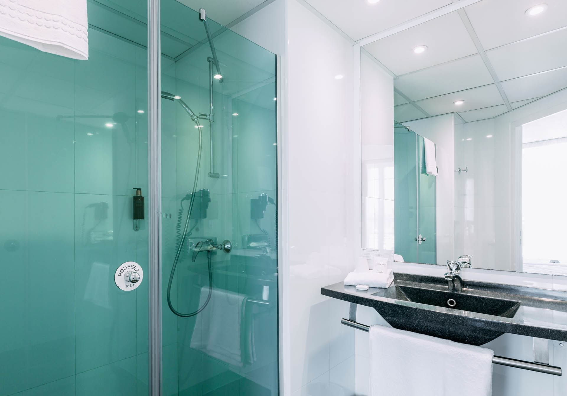 Espace salle de bain dans une chambre twin de luxe à l'Escale Oceania Marseille