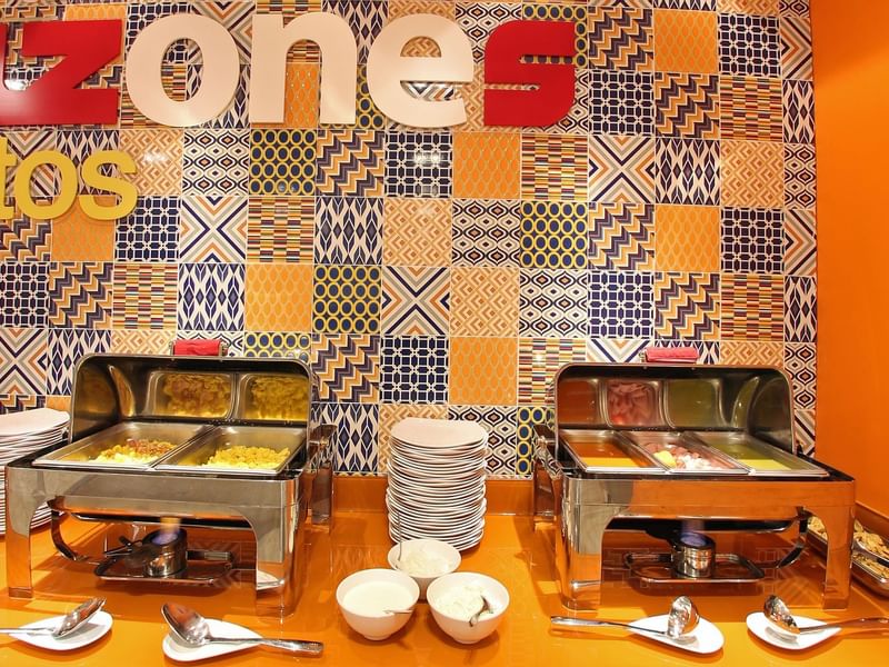 Primer plano de un buffet servido en One Hotels