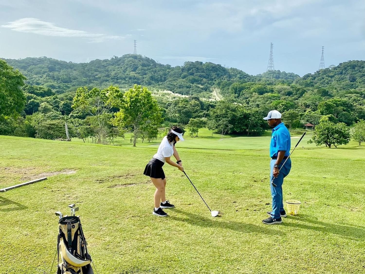 Jugadora de golf en el Campo de Práctica y Putting Green del Hotel Summit Rainforest Resort in Panamá.
