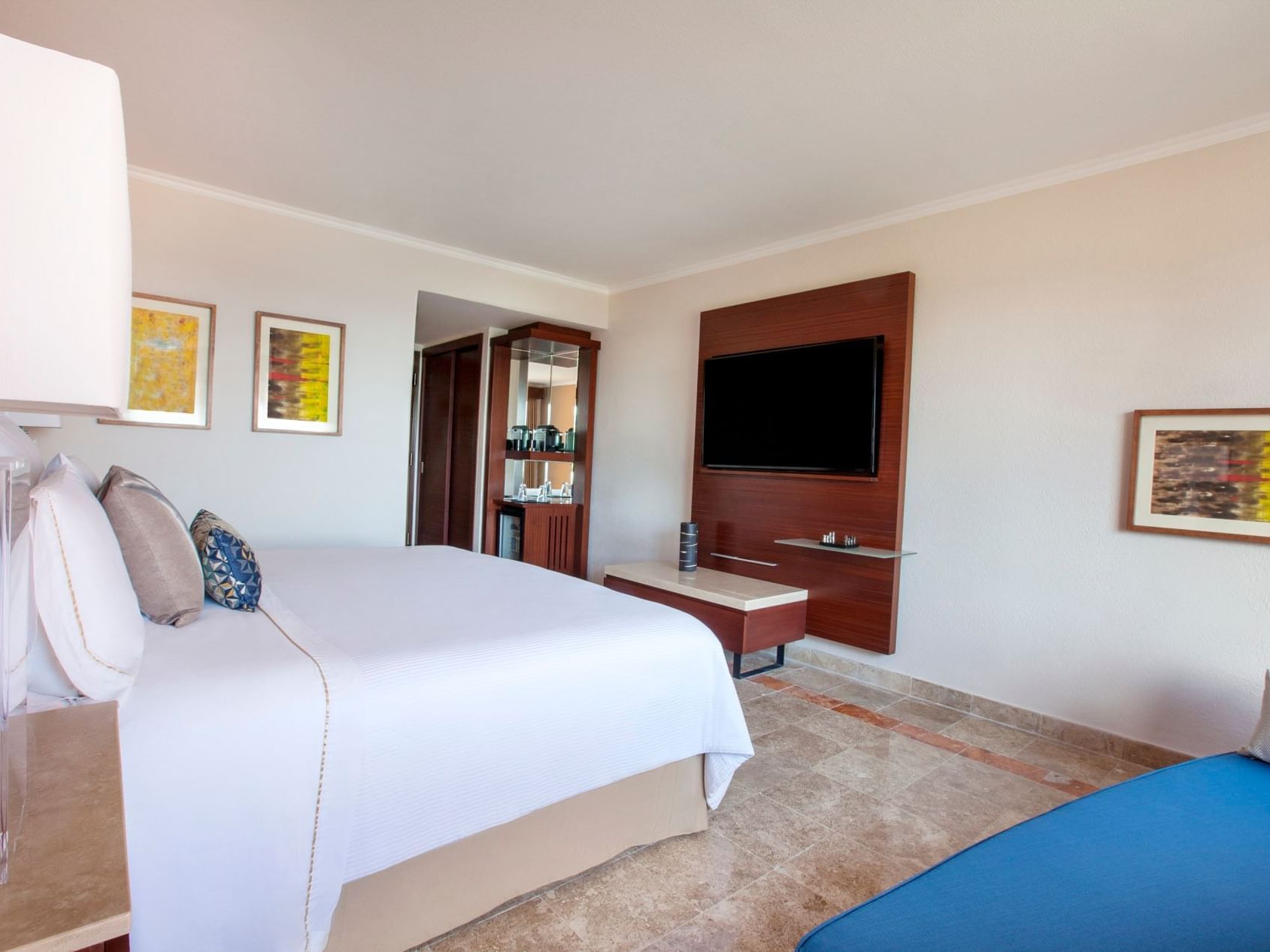 King bed & TV in Deluxe room at La Colección