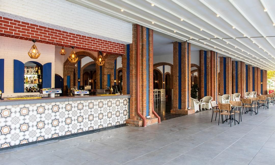 Bodrum Imperial'deki The Pool Bar'da bar tezgahı ve yemek alanı