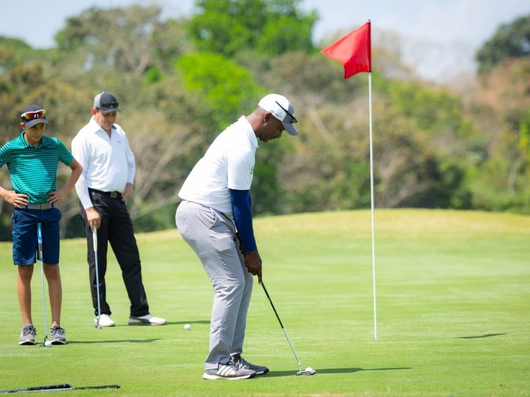 Hombres jugando al golf