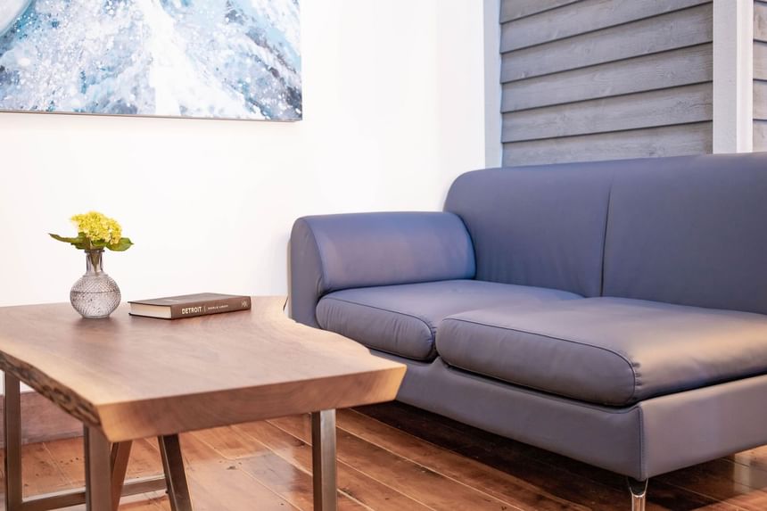 Cozy couch by a coffee table in Apartment 403 at Retro Suites Hotel