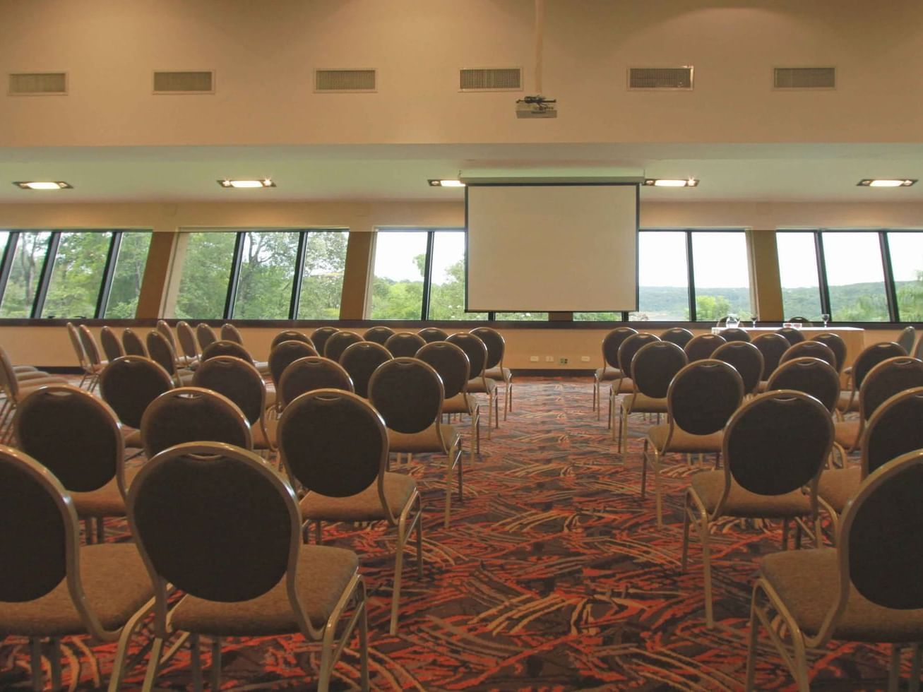 Disposición de sillas de la sala de reuniones panorámica en Panoramic Grand