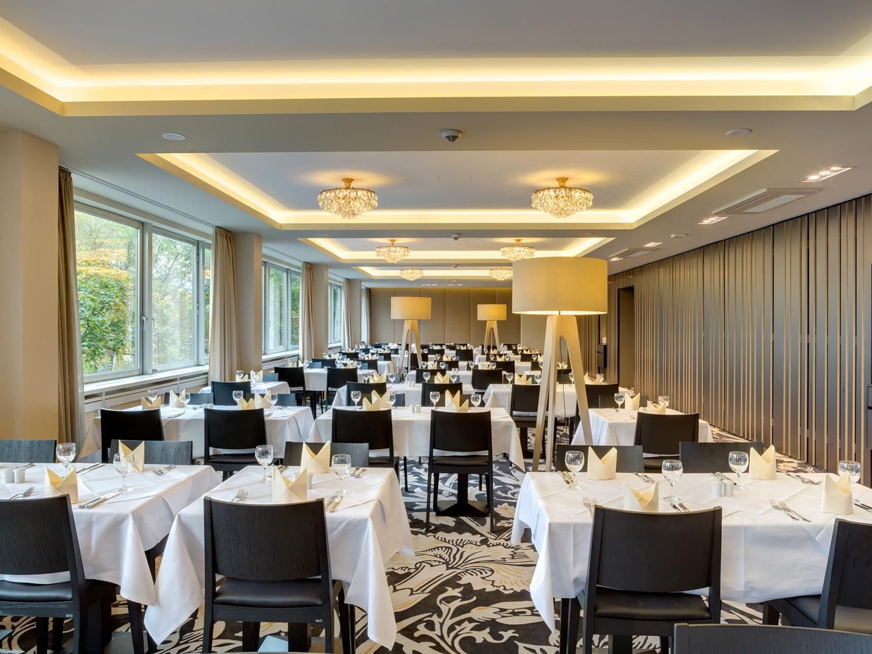 Breakfast restaurant with modern décor and abundant natural light at Hotel Sylter Hof Berlin.