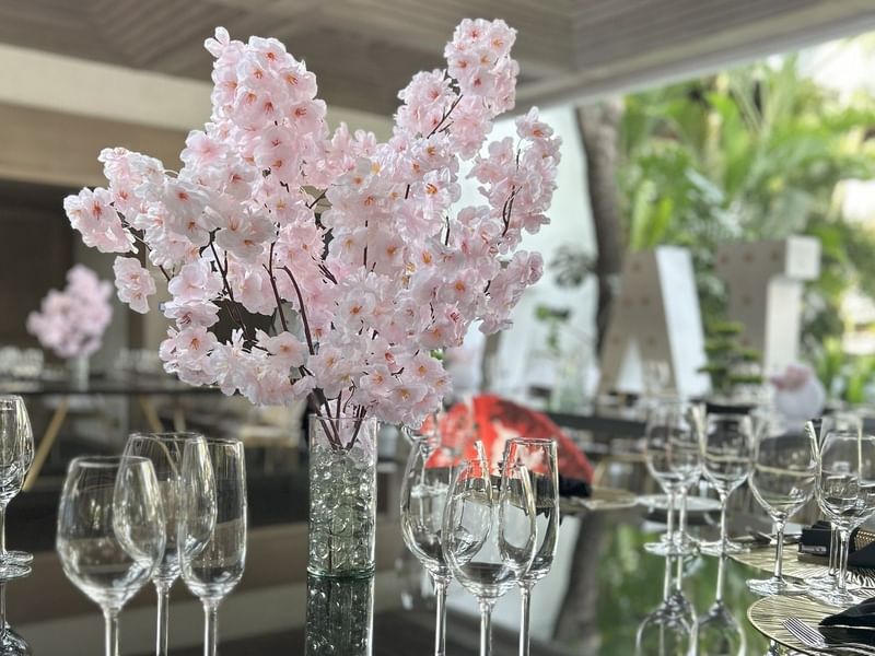 Pink cherry blossom centerpieces with glasses on the table at Salón y Foyer Kioto in Jiutepec at Grand Fiesta Americana Sumiya Cuernavaca.
